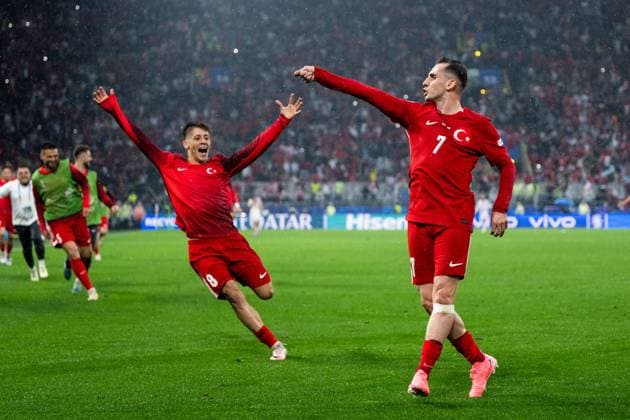 240618 Kerem Akturkoglu of Türkiye celebrates with Arda Guler after 3 1 during the UEFA Euro 2024 Football Championship match between Türkiye and Georgia on June 18, 2024 in Dortmund Photo Jesper Zerman BILDBYRAN kod JZ JZ0541 fotboll football soccer fotballs em europamästerskap em uefa euro uefa european football championship euro 2024 türkiye georgien georgia bbeng turkiet turkey jubel  Copyright: JESPERxZERMAN BB240618JZ125