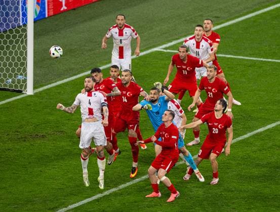 Football - UEFA EURO, EM, Europameisterschaft,Fussball 2024 - Group F - Turkey v Georgia DORTMUND, GERMANY - Tuesday, June 18, 2024: Georgia s goalkeeper Giorgi Mamardashvili goes into the Turkey area to challenge for a corner-kick in injury time during the UEFA Euro 2024 Group F match between Turkey and Georgia at the Westfalenstadion. (Photo by David Rawcliffe Propaganda) DORTMUND Westfalenstadion NORTH RHINE-WESTPHALIA GERMANY  Copyright: xDavidxRawcliffex P2024-06-18-Turkey_Georgia-75