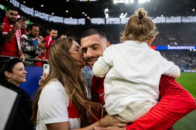 240618 Merih Demiral of Türkiye with family after the UEFA Euro 2024 Football Championship match between Türkiye and Georgia on June 18, 2024 in Dortmund Photo Jesper Zerman BILDBYRAN kod JZ JZ0541 fotboll football soccer fotballs em europamästerskap em uefa euro uefa european football championship euro 2024 türkiye georgien georgia bbeng turkiet turkey  Copyright: JESPERxZERMAN BB240618JZ132