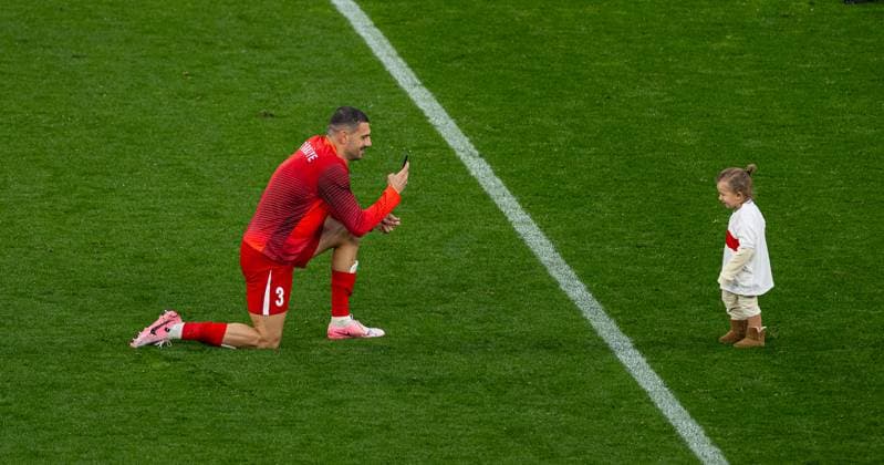 Sport Bilder des Tages Football - UEFA EURO, EM, Europameisterschaft,Fussball 2024 - Group F - Turkey v Georgia DORTMUND, GERMANY - Tuesday, June 18, 2024: Turkey s Merih Demiral with his daughter after the UEFA Euro 2024 Group F match between Turkey and Georgia at the Westfalenstadion. Turkey won 3-1. (Photo by David Rawcliffe Propaganda) DORTMUND Westfalenstadion NORTH RHINE-WESTPHALIA GERMANY  Copyright: xDavidxRawcliffex P2024-06-18-Turkey_Georgia-93