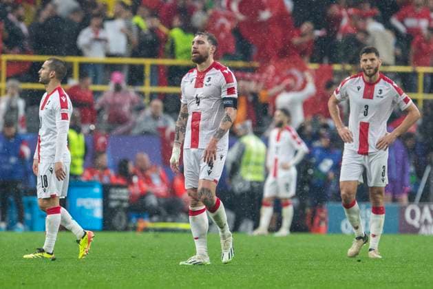 UEFA EURO 2024 Turkey Georgia 18 06 2024 Sandro Altunashvili Georgia, 18 , Guram Kashia Georgia, 4 and Lasha Dvali Georgia, 3 contest UEFA EURO 2024 Turkey Georgia Stadium Dortmund, Dortmund on 18 06 2024 Copyright: xBEAUTIFULxSPORTS Meuselx