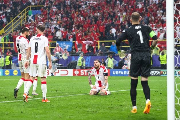 Türkei - Georgien 18. Juni 2024, Dortmund UEFA EUROs Gruppe F Türkei - Georgien Guram Kashia aus Georgien sitzt nach der Niederlage im Regen Foto Charlotte Wilson Abseits Dortmund Deutschland  Copyright: xCharlottexWilsonx xOffsidexOffside