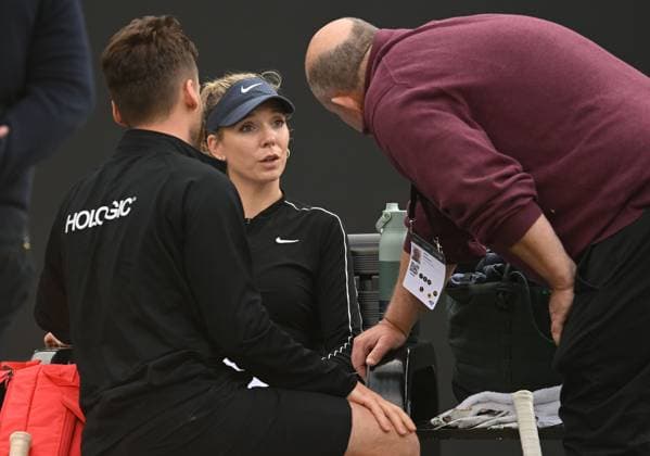 Katie Boulter of Great Britain speaks to members of the medical staff before retiring from her first round match due to illness Rothesay Classic Birmingham, Day 2, Tennis, Edgbaston Priory Club, Birmingham, UK - 18 June 2024  Copyright: xAnnaxGowthorpe Shutterstockx 14543313cf