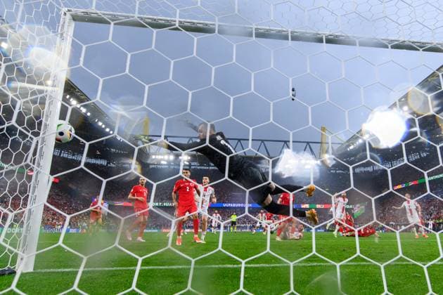 240618 goalkeeper Mert Gunok of Türkiye during the UEFA Euro 2024 Football Championship match between Türkiye and Georgia on June 18, 2024 in Dortmund Photo Jesper Zerman BILDBYRAN kod JZ JZ0541 fotboll football soccer fotballs em europamästerskap em uefa euro uefa european football championship euro 2024 türkiye georgien georgia bbeng turkiet turkey  Copyright: JESPERxZERMAN BB240618JZ133
