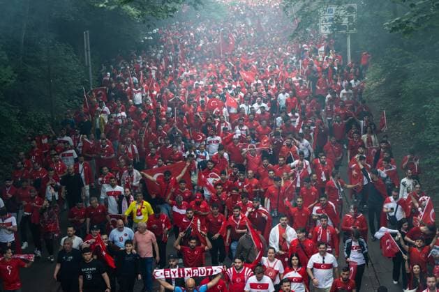 EURO 2024, Nationalteam Türkei, Fanmarsch zum Stadion in Dortmund Turkiye v Georgia: Group F - UEFA EURO, EM, Europameisterschaft,Fussball 2024 Fans of Turkey are marching to the arena prior to the match UEFA EURO 2024 group stage match between Turkiye and Georgia at Football Stadium Dortmund on June 18, 2024 in Dortmund, Germany. Dortmund Germany  Copyright: xHeshamxElsherifx originalFilename:elsherif-notitle240618_npgiz.jpg