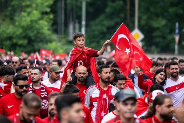 EURO 2024, Nationalteam Türkei, Fanmarsch zum Stadion in Dortmund Turkiye v Georgia: Group F - UEFA EURO, EM, Europameisterschaft,Fussball 2024 Fans of Turkey are marching to the arena prior to the match UEFA EURO 2024 group stage match between Turkiye and Georgia at Football Stadium Dortmund on June 18, 2024 in Dortmund, Germany. Dortmund Germany  Copyright: xHeshamxElsherifx originalFilename:elsherif-notitle240618_npxCk.jpg