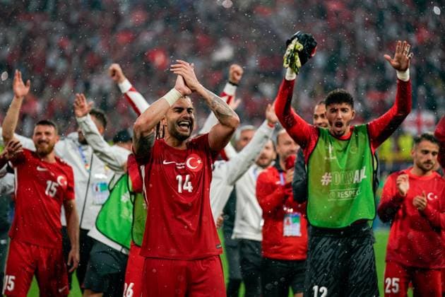Dortmund, Germany, June 18th 2024: Abdulkerim BardakcÄ± (14 Turkey)m Altay BayÄ±ndÄ±r (12 Turkey) and teammates celebrate their victory in front of their fans during the UEFA EURO, EM, Europameisterschaft,Fussball 2024 Germany Group F football match between Turkiye and Georgia at BVB Stadion Dortmund in Dortmund, Germany. (Daniela Porcelli SPP) Copyright: xDanielaxPorcellix xSPPx spp-en-DaPoSp-20240618-_DP20111