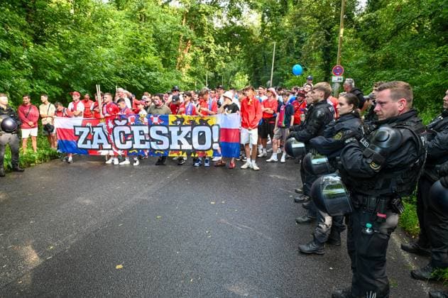 Leipzig Thousands of Czechs walk through Leipzig Fan march from the city center to the stadium 18 06 2024 from Leipzig city area Before the first European Championship match in Leipzig between Portugal and the Czech Republic, several thousand Czechs formed a fan march between Leipzigs Richard Wagner Square and the stadium During the march, they set off pyrotechnics, but the march remained peaceful, according to a police spokesman Most of the fans are now in the stadium The match starts at 9 pm The police are on duty with more than 2,000 forces from Saxony, other federal states as well as from the Czech Republic and Portugal Leipzig Saxony Germany Copyright: xEHLxMediax 240618_em-fanmarsch-tschechien-leipzig_17