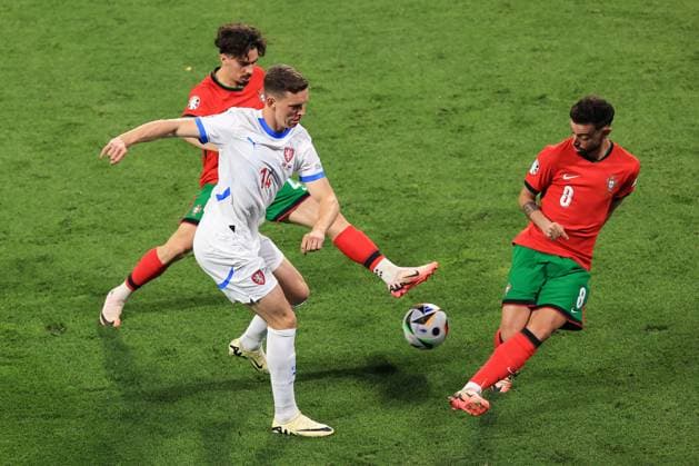 Fußball UEFA EURO 2024 Gruppe F Portugal - Tschechische Republik 18. Juni 2024 UEFA EURO 2024 Gruppe F Portugal - Tschechische Republik L R Vitinha (Portugal), Lukas Provod (Tschechien) und Bruno Fernandes (Portugal) Foto Simon Stacpoole Abseits Leipzig Deutschland  Copyright: xSimonxStacpoolexOffside