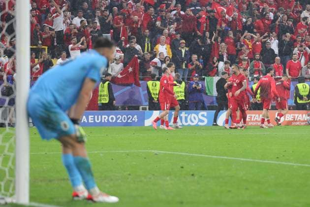 Turkey v Georgia UEFA EURO, EM, Europameisterschaft,Fussball 2024 Group F Giorgi Mamardashvili of Georgia looks dejected as the Turkey players celebrate their side?s 3rd goal during the UEFA Euro 2024 Group F match between Turkey and Georgia at Signal Iduna Park, Dortmund Copyright: xPaulxChestertonx FIL-20283-0073 UK Newspapers OUT