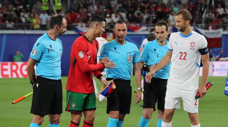 Cristiano Ronaldo, referee Marco Guida ITA , Tomas Soucek at the side selection Sport Football Soccer European Championship Euro 2024 European Championship Men Season 2023 2024 18 06 2024 Portugal POR vs Czech Republic CZE in Leipzig DFL regulations prohibit any use of photographs as image sequences and or quasi video