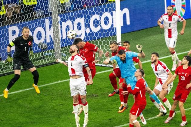 GER, EURO 2024, Group F, Turkey Tur vs Georgia GEO 18 06 2024, BVB Stadium Dortmund, Dortmund, GER, EURO 2024, Group F, Turkey Tur vs Georgia GEO In the picture Samet Akaydin Turkey TUR, 04 in duel, duel, dynamics, action, action, game scene defense of the corner itself the Georgian goalkeeper Giorgi Mamardshvili Georgia GEO, 25 is in the opponents penalty area nordphotoxGmbHxx xDenkinger nph00015