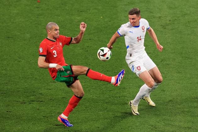Fußball UEFA EURO 2024 Gruppe F Portugal - Tschechische Republik 18. Juni 2024 UEFA EURO 2024 Gruppe F Portugal - Tschechische Republik Pepe (Portugal) und Lukas Provod (Tschechische Republik) Foto Simon Stacpoole Abseits Leipzig Deutschland  Copyright: xSimonxStacpoolexOffside
