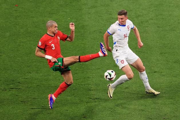 Fußball UEFA EURO 2024 Gruppe F Portugal - Tschechische Republik 18. Juni 2024 UEFA EURO 2024 Gruppe F Portugal - Tschechische Republik Pepe (Portugal) und Lukas Provod (Tschechische Republik) Foto Simon Stacpoole Abseits Leipzig Deutschland  Copyright: xSimonxStacpoolexOffside