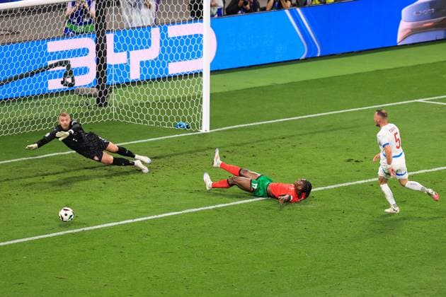 Fußball UEFA EURO 2024 Gruppe F Portugal gegen Tschechische Republik 18. Juni 2024 UEFA EURO 2024 Gruppe F Portugal gegen Tschechische Republik Rafael Leao (Portugal) verfehlt den Ball knapp, als er über den Sechzehnmeterraum rutscht Foto Simon Stacpoole Abseits Leipzig Deutschland  Copyright: xSimonxStacpoolexOffside