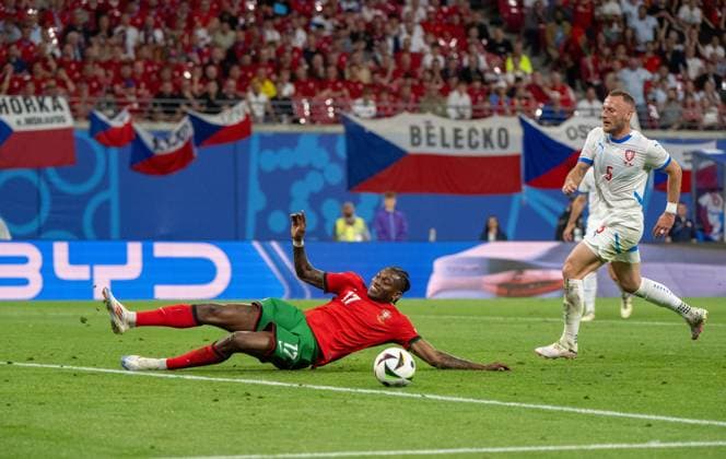 Football, Men, Season 2023 24, UEFA Euro 20204, Group F 1 Matchday in Leipzig, Portugal Czech Republic, v l Rafael Leao Portugal , Vladimir Coufal Czech Republic , 18 06 2024, Copyright: xMatthiasxKochx