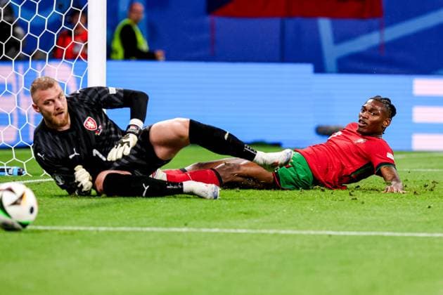 2024-06-18 Portugal v Czechia - Group F - UEFA EURO, EM, Europameisterschaft,Fussball 2024 LEIPZIG, GERMANY - JUNE 18: Rafael Leao of Portugal sliding over the grass next to Goalkeeper Jindrich Stanek of Czechia during the Group F - UEFA EURO 2024 match between Portugal and Czechia at Red Bull Arena on June 18, 2024 in Leipzig, Germany. (Photo by Peter Lous BSR Agency) Leipzig Germany Content not available for redistribution in The Netherlands directly or indirectly through any third parties. Copyright: xBSRxAgencyx