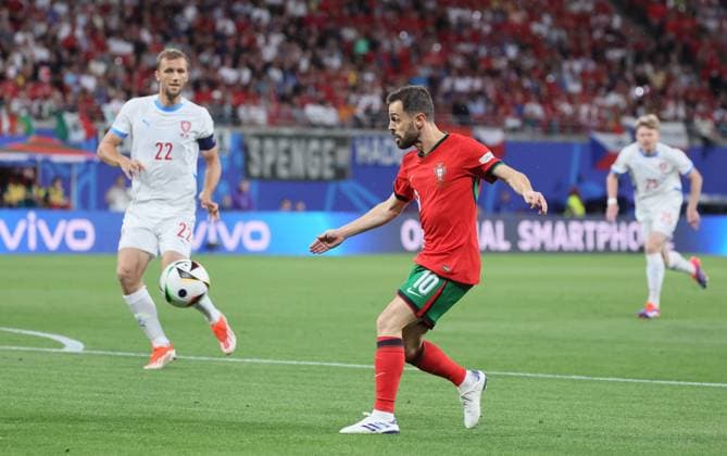 Portugal Czech Republic UEFA EURO 2024 Leipzig, 18 06 2024, Leipzig Stadium, UEFA EURO 2024 Germany , Gr F Preliminary Round , PORTUGAL vs CZECH REPUBLIC , Pictured from l Tomas Soucek 22, Czech Republic and Bernardo Silva 10, Portugal , Picture Point