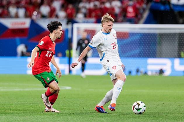 UEFA EURO 2024 Portugal Czech Republic 18 06 2024 duel Vitor Machado Ferreira Vitinha Portugal, 23 , Pavel Sulc Czech Republic, 25 UEFA EURO 2024 Portugal Czech Republic Leipzig Stadium, Leipzig on 18 06 2024 Copyright: xBEAUTIFULxSPORTS Wunderlx