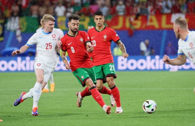 Portugal Czech Republic UEFA EURO 2024 Leipzig, 18 06 2024, Leipzig Stadium, UEFA EURO 2024 Germany , Gr F Preliminary Round , PORTUGAL vs CZECH REPUBLIC , Pictured from l Pavel Sulc 25, Czech Republic , Bruno Fernandes 8, Portugal and Diogo Jota 21, Portugal , Picture Point