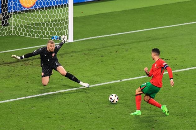 Fußball UEFA EURO 2024 Gruppe F Portugal - Tschechische Republik 18. Juni 2024 UEFA EURO 2024 Gruppe F Portugal - Tschechische Republik Tschechiens Torwart Jindrich Stanek pariert einen Schuss von Cristiano Ronaldo (Portugal) Foto Simon Stacpoole Abseits Leipzig Deutschland  Copyright: xSimonxStacpoolexOffside