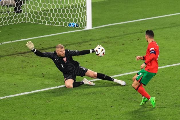 Fußball UEFA EURO 2024 Gruppe F Portugal - Tschechische Republik 18. Juni 2024 UEFA EURO 2024 Gruppe F Portugal - Tschechische Republik Tschechiens Torwart Jindrich Stanek pariert einen Schuss von Cristiano Ronaldo (Portugal) Foto Simon Stacpoole Abseits Leipzig Deutschland  Copyright: xSimonxStacpoolexOffside