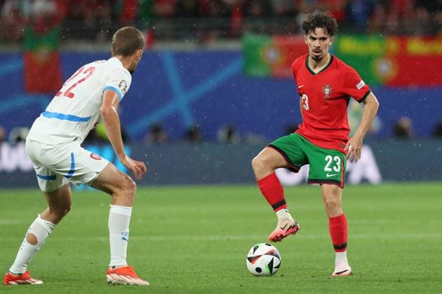18 06 2024, xtgx, Football EM 2024, Portugal Czech Republic emspor, v l Tomas Soucek Czech Republic Vitor Machado Ferreira Vitinha Portugal duel, action, action, battle for the ball DFL DFB REGULATIONS PROHIBIT ANY USE OF PHOTOGRAPHS as IMAGE SEQUENCES and or QUASI VIDEO Leipzig