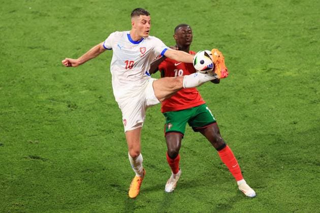 Fußball UEFA EURO 2024 Gruppe F Portugal - Tschechische Republik 18. Juni 2024 UEFA EURO 2024 Gruppe F Portugal - Tschechische Republik Patrik Schick (Tschechien) und Nuno Mendes (Portugal) Foto Simon Stacpoole Abseits Leipzig Deutschland  Copyright: xSimonxStacpoolexOffside