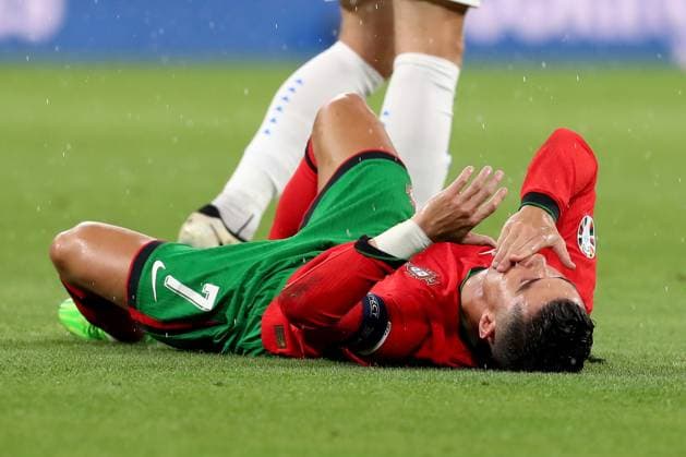 18 06 2024, xtgx, Football EM 2024, Portugal Czech Republic emspor, v l Cristiano Ronaldo Portugal with pain, injured, injury DFL DFB REGULATIONS PROHIBIT ANY USE OF PHOTOGRAPHS as IMAGE SEQUENCES and or QUASI VIDEO Leipzig