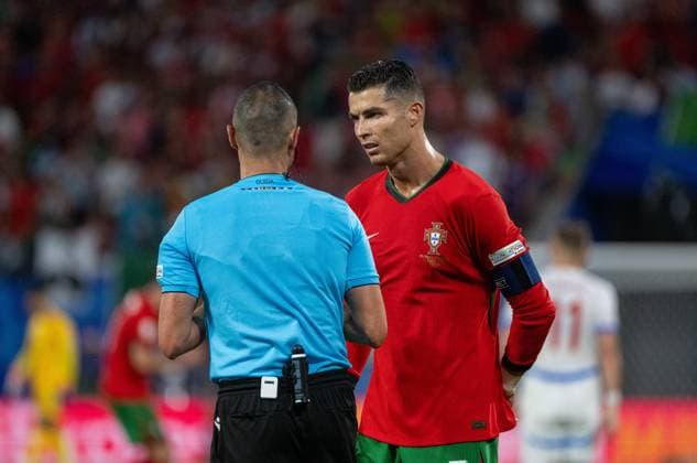 Soccer, Men, Season 2023 24, UEFA Euro 20204, Group F 1 Matchday in Leipzig, Portugal Czech Republic, v l Referee Marco Guida ITA , Cristiano Ronaldo Portugal , 18 06 2024, Copyright: xMatthiasxKochx