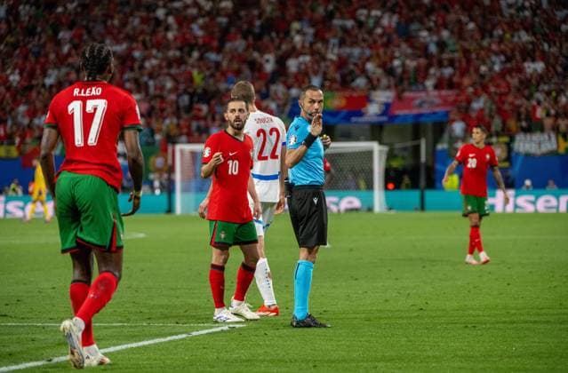Football, Men, Season 2023 24, UEFA Euro 20204, Group F 1 Matchday in Leipzig, Portugal Czech Republic, f l Rafael Leao Portugal , Bernardo Silva Portugal , Referee Marco Guida ITA , 18 06 2024, Copyright: xMatthiasxKochx