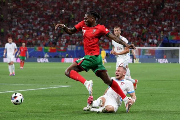 18 06 2024, xtgx, Football EM 2024, Portugal Czech Republic emspor, v l Vladimir Coufal Czech Republic Rafael Alexandre da Conceicao Leao Portugal duel, action, action, battle for the ball DFL DFB REGULATIONS PROHIBIT ANY USE OF PHOTOGRAPHS as IMAGE SEQUENCES and or QUASI VIDEO Leipzig