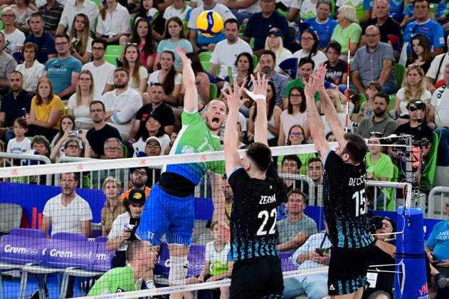 Ljubljana, Slovenia, June 18st 2024: Tine Urnaut of Slovenia (L) in action against Nicolas Zerba of Argentina (C) during the FIVB Men s Volleyball Nations League match between Slovenia and Argentina at Arena Stozice, Ljubljana, Slovenia. (Igor Kupljenik SPP) Copyright: xIgorxKupljenikx xSPPx spp-en-IgKuSp-IKO_0646