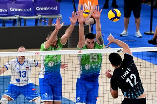 Ljubljana, Slovenia, June 18st 2024: Bruno Lima of Argentina (R) in action against Klemen Cebulj of Slovenia (C) during the FIVB Men s Volleyball Nations League match between Slovenia and Argentina at Arena Stozice, Ljubljana, Slovenia. (Igor Kupljenik SPP) Copyright: xIgorxKupljenikx xSPPx spp-en-IgKuSp-IKO_0701