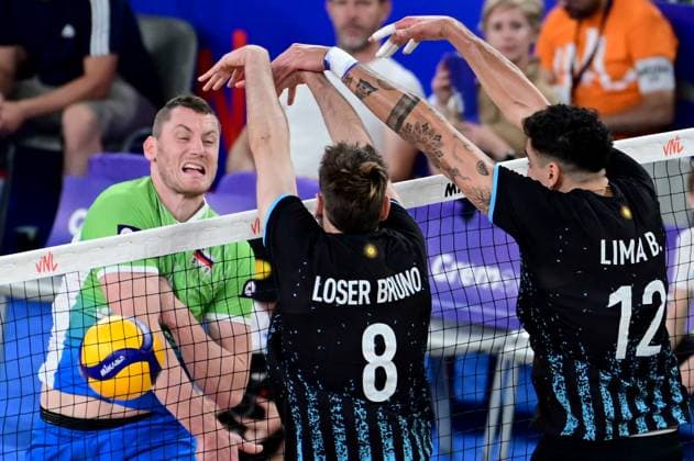 Ljubljana, Slovenia, June 18st 2024: Toncek Stern of Slovenia (L) in action against Agustin Loser of Argentina (C) during the FIVB Men s Volleyball Nations League match between Slovenia and Argentina at Arena Stozice, Ljubljana, Slovenia. (Igor Kupljenik SPP) Copyright: xIgorxKupljenikx xSPPx spp-en-IgKuSp-IKO_0669