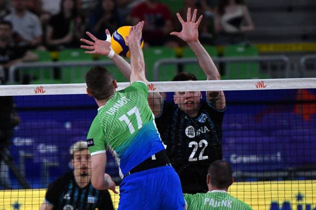 Ljubljana, Slovenia, June 18st 2024: Tine Urnaut of Slovenia (L) in action against Nicolas Zerba of Argentina (R) during the FIVB Men s Volleyball Nations League match between Slovenia and Argentina at Arena Stozice, Ljubljana, Slovenia. (Natasa Kupljenik SPP) Copyright: xNatasaxKupljenikx xSPPx spp-en-NaKuSp-NNP_2953