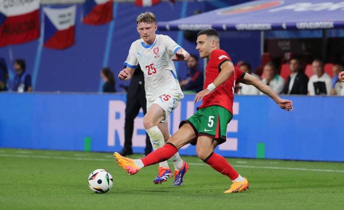 Pavel Sulc, Diogo Dalot duel Match scene Action Sport Football Soccer European Championship Euro 2024 European Championship Men Season 2023 2024 18 06 2024 Portugal POR vs Czech Republic CZE in Leipzig DFL regulations prohibit any use of photographs as image sequences and or quasi video