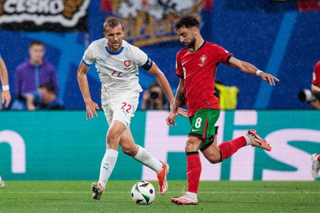 UEFA EURO 2024 Portugal Czech Republic 18 06 2024 duel Tomas Soucek Czech Republic, 22 , Bruno Miguel Borges Fernandes Portugal, 8 UEFA EURO 2024 Portugal Czech Republic Leipzig Stadium, Leipzig on 18 06 2024 Copyright: xBEAUTIFULxSPORTS Wunderlx