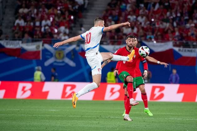 Patrik Schick Czech Republic, 010 in duel with Bruno Miguel Borges Fernandes Portugal, 08 , GER, Portugal POR vs Czech Republic CZE , European Football Championship, UEFA EURO 2024, Group F, Matchday 1, 18 06 2024 GER, Portugal POR vs Czech Republic CZE , European Football Championship, UEFA EURO 2024, Group F, Matchday 1, 18 06 2024 Leipzig Copyright: xEibner-Pressefoto Memmlerx EP_MMR
