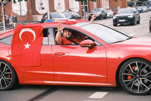 18 06 2024 Kassel European Football Championship 2024 UEFA EURO 2024 After the victory of the Turkish European Championship team over Georgia, Turkish fans celebrate in Kassel and unfortunately occasionally show the sign of the Gray Wolves