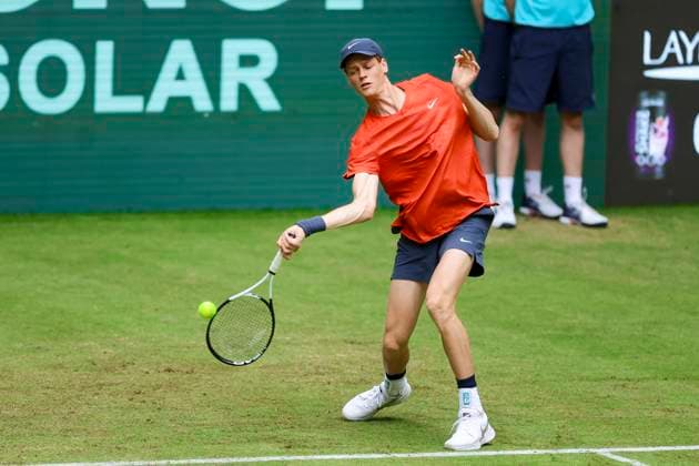 Jannik Sinner Italy controls the ball, TERRA WORTMANN Open 2024, Jannik Sinner vs Tallon Griekspoor, Gerry Weber Stadium, 18 06 2024, Halle, Germany