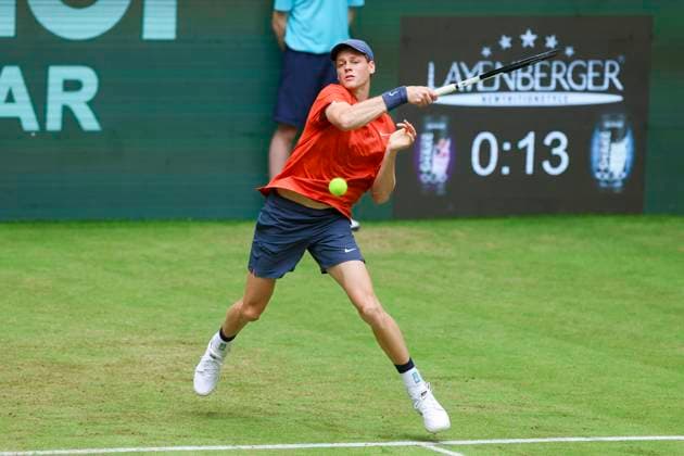 Jannik Sinner Italy controls the ball, TERRA WORTMANN Open 2024, Jannik Sinner vs Tallon Griekspoor, Gerry Weber Stadium, 18 06 2024, Halle, Germany
