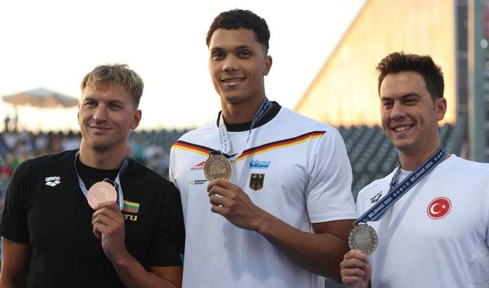 Sport Themen der Woche KW25 Sport Bilder des Tages Schwimmen, EM in Belgrad, Melvin Imoudu holt Gold über 100 Meter Brust 18.06.2024 Belgrade(Serbia) European Aquatics Championships Swimming men s 100m breaststroke final Andrius Sidlauskas(L) Lithuania silver,Melvin Imoudu(C) Germany gold medal,Berkay Omer Ogretir(R) Turkey bronze medal :