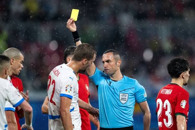240618 Tomas Soucek of Czech Republic receives a yellow card from referee Marco Guida during the UEFA Euro 2024 Football Championship match between Portugal and Czech Republic on June 18, 2024 in Leipzig Photo Mathias Bergeld BILDBYRAN kod MB MB0938 fotboll football soccer fotballs em europamästerskap em uefa euro uefa european football championship euro 2024 portugal tjeckien czech republic bbeng  Copyright: MATHIASxBERGELD BB240618MB094