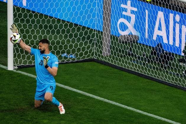 GER, EURO 2024, Group F, Turkey Tur vs. Georgia GEO 18 06 2024, BVB Stadium Dortmund, Dortmund, GER, EURO 2024, Group F, Turkey Tur vs. Georgia GEO In the picture Giorgi Mamardshvili Georgia GEO, 25 defends with his hand Single action, full body Full body Crop, single image, action, action, game scene nordphotoxGmbHxx xDenkinger nph00015
