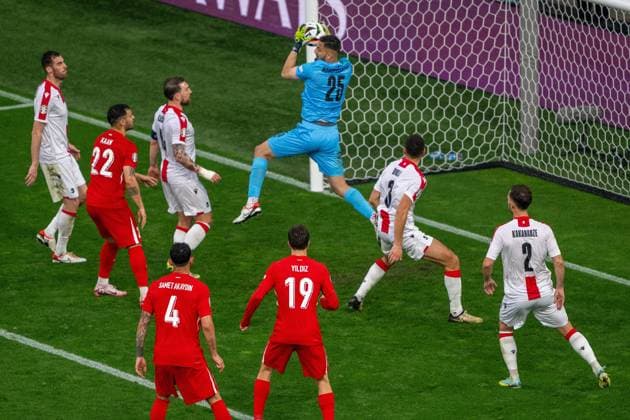 GER, EURO 2024, Group F, Turkey Tur vs Georgia GEO 18 06 2024, BVB Stadium Dortmund, Dortmund, GER, EURO 2024, Group F, Turkey Tur vs Georgia GEO In the picture Giorgi Mamardshvili Georgia GEO, 25 takes the corner kick from the air penalty area nordphotoxGmbHxx xDenkinger nph00015