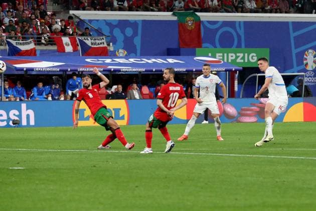 18 06 2024, xtgx, Football EM 2024, Portugal Czech Republic emspor, v l Lukas Provod Czech Republic scores the goal 0 1 DFL DFB REGULATIONS PROHIBIT ANY USE OF PHOTOGRAPHS as IMAGE SEQUENCES and or QUASI VIDEO Leipzig