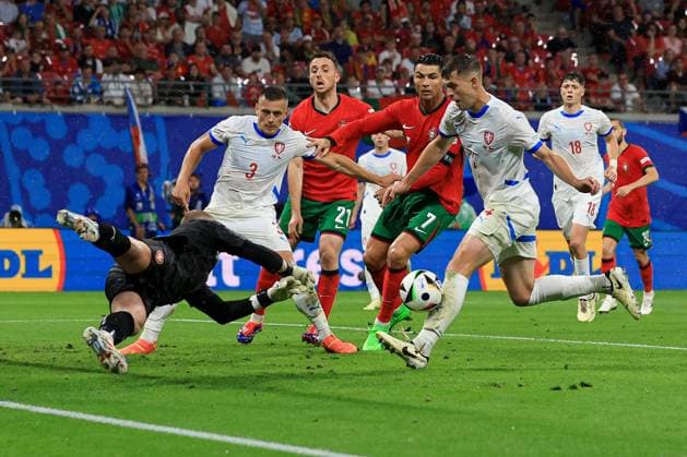 Sport Bilder des Tages Robin Hranac of Czechia scores an own goal to make it 1-1 after Jindrich Stanek of Czechia pushes the ball into their path Portugal v Czechia, UEFA European Championship, EM, Europameisterschaft 2024, Group F, Football, Leipzig Stadium, Leipzig, Germany, 18 Jun 2024 EDITORIAL USE ONLY No use with unauthorised audio, video, data, fixture lists, club league logos or live services. Online in-match use limited to 120 images, no video emulation. No use in betting, games or single club league player publications.  Copyright: xMattxWest Shutterstockx 14543474bz