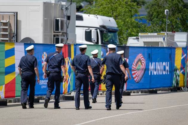 17 06 2024, Football UEFA EURO 2024, preliminary round, match 10, Romania Ukraine, in the Munich Football Arena Police officers in front of the stadium