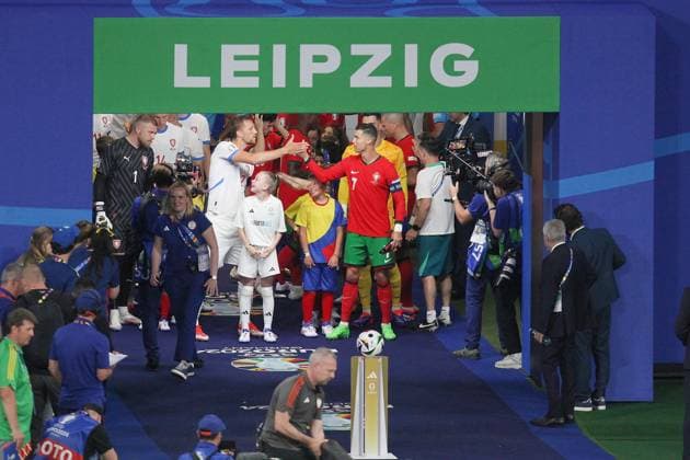 Leipzig, Saxony-Anhalt, Germany, 18 06 2024 Red Bull Arena European Championship 2024 soccer, Group F, Portugal Czech Republic Tomas Soucek 22, Czech Republic and Cristiano Ronaldo 7, Portugal come out of the dressing room with their teams and clap their hands before kick-off, with children standing in between them Copyright: xdtsxNachrichtenagenturx dts_40682